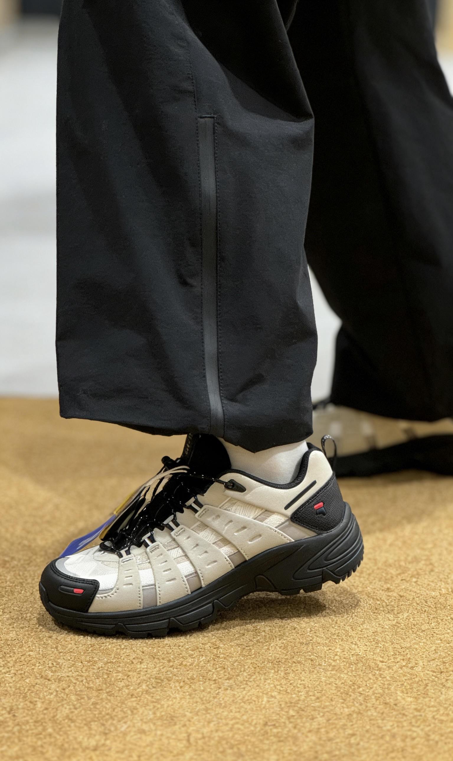 FILA斐乐COMO 款户外登山鞋 雪白色燕麦棕 湖系美学轻户外通勤百搭鞋
鞋子介绍